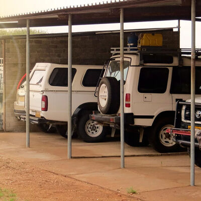 Ihr bewachter Parkplatz auf der Farm Sonnleiten in Namibia in der Nähe vom Flughafen